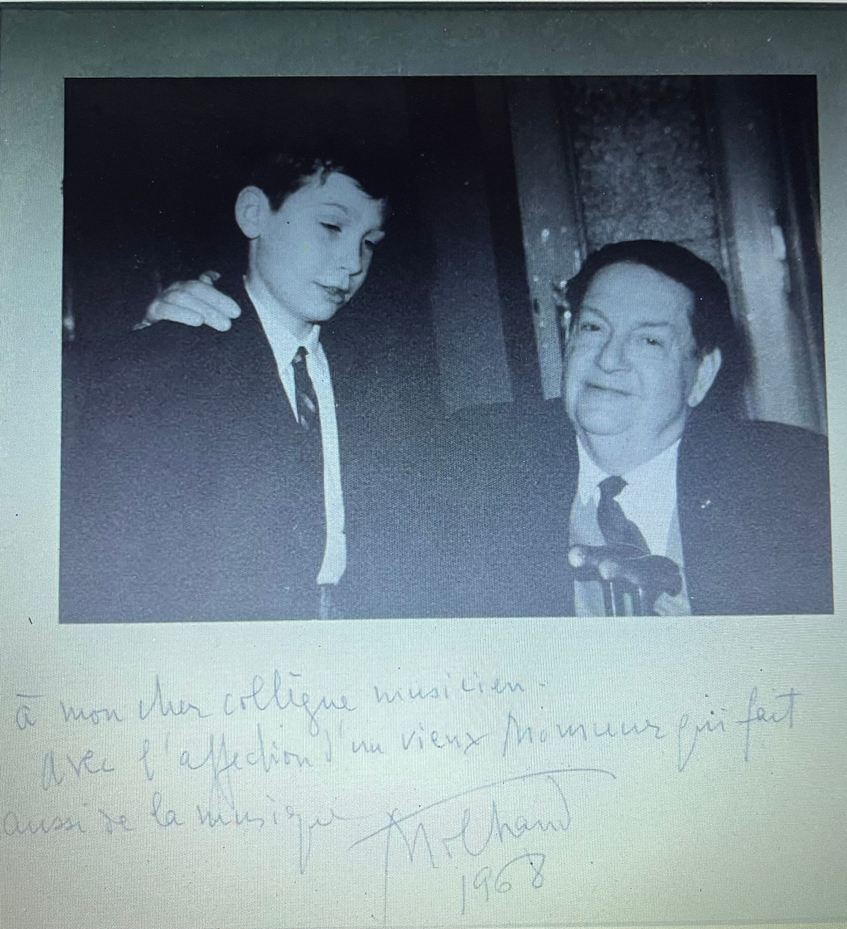 „... à mon cher collègue musicien d’un vieux Monsieur qui fait aussi de la musique. Milhaud 1968" |" Solche Begegnungen von klein auf waren für TDS, wie der spätere „Herr Doktor Schlee“ wehmütig und nicht ohne Stolz - und subtiler Koketterie - erzählte, Ansporn und Hypothek. Als mir "der Herr Dr. Schlee" im Sommer 2025 von der Arbeit an seiner 3. Symphonie erzählte, fragte ich, ob es ihm möglich war, das Foto, das er immer am Klavier oder Arbeitstisch vor sich, hatte ins Waldviertel zum Komponieren mitzunehmen konnte, schrieb er, er freue sich auf ein Telefonat, auf meine "Stimme, doch geschwächt, weil Milhaud in Wien geblieben ist." Auf die Musik seines „Musikerkollegen“ hat TDS Zeit seines viel zu kurzen Lebens immer wieder hingewiesen - auch in der Ö1-Sendung am 14. 1. 2018 - und sie während seiner Zeit als Intendant des Festivals Carinthischen Sommers programmiert.